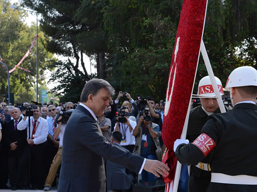 President Gül Lays Wreath at Atatürk Monument
